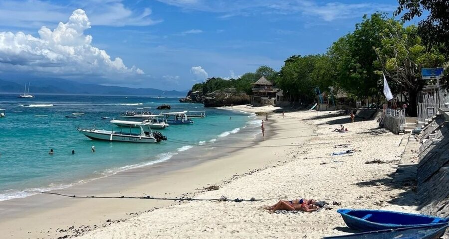 mushroom bay - klungkung interesting places to visit - bali touristic